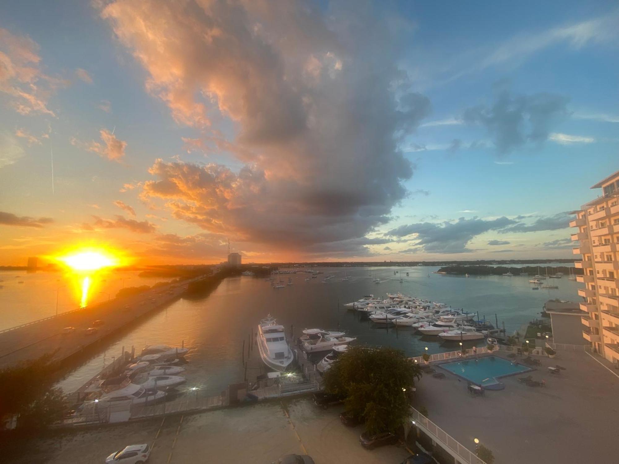 Panoramic Luxurious Waterfront One Bedroom Apartment With Miami Skyline View Free Parking 5Min Drive To Miami Beach Exteriör bild